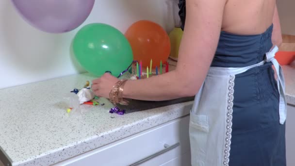 Donna Prendere Torta Festa Compleanno Andare Dalla Cucina — Video Stock