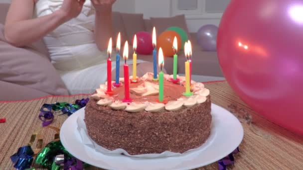 Caméra Concentre Sur Gâteau Anniversaire Avec Des Bougies Puis Sur — Video