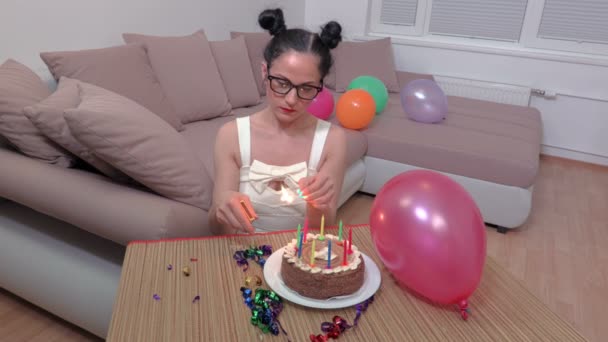 Mulher Acende Velas Bolo Aniversário — Vídeo de Stock