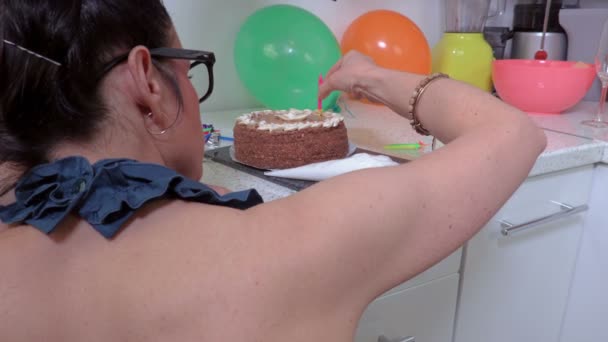 Vrouw Versieren Cake Met Kaarsen Tafel Keuken — Stockvideo