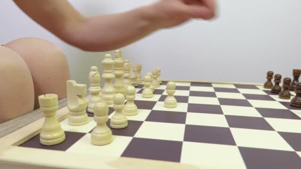 Frau Spielt Schach Fokus Mit Bewegter Kamera — Stockvideo