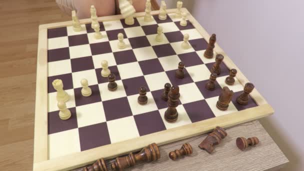 Menschen Spielen Hause Schach — Stockvideo