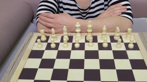 Vrouw Het Schaakspel Maken Een Beweging Vooruit Met Pion — Stockvideo