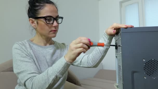 Mulher Usando Chave Fenda Perto Computador — Vídeo de Stock