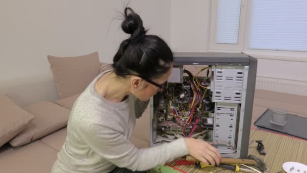 Vrouw Reparatie Computer Met Hamer — Stockvideo