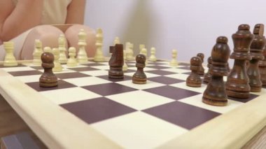 Kadın hareketli piyon satranç tahtası üzerinde kapat