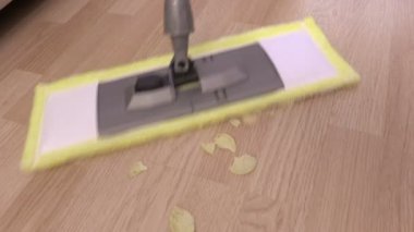 Yemek atıkları yakın katta paspas