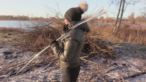 Frau Mit Harke Und Smartphone Seenähe — Stockvideo