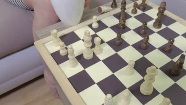 Kamera Sonra Kadın Satranç Oyuncusu Olarak Satranç Tahtası Üzerinde Duruluyor — Stok video