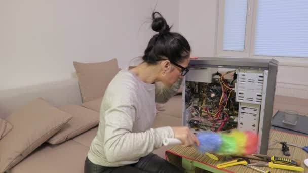 妇女清洗残破的计算机 — 图库视频影像