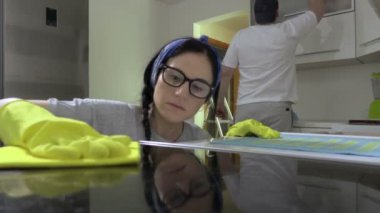 Kadın ve erkek mutfak temizlik