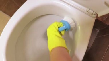 Kadın eli klozet yakınındaki