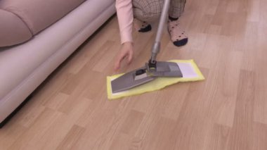 Kadın olun zemin temizlik için hazır paspas