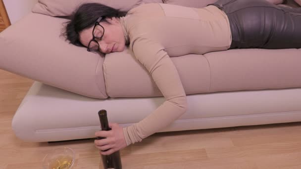 Μεθυσμένος Γυναίκα Ύπνο Στον Καναπέ — Αρχείο Βίντεο