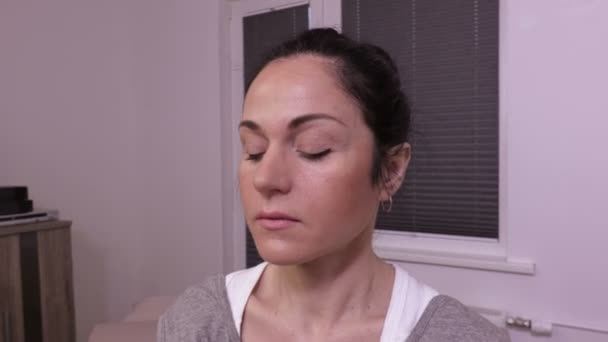 目の近くのクリームを適用する女性 — ストック動画