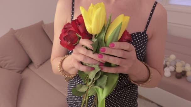 Mujer Con Ramo Flores — Vídeo de stock