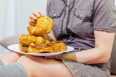 Tatlı çörekler yatakta yemek kadın Başlat