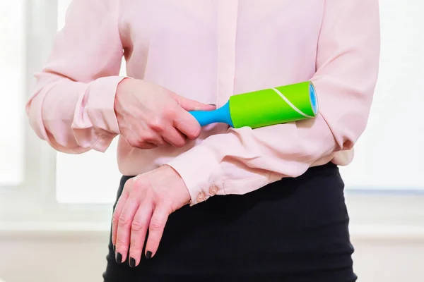 Mujer Limpiando Blusa Con Rodillo Pegajoso — Foto de Stock