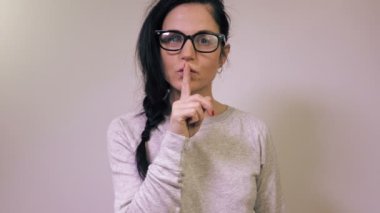 Kadın sessizlik istiyor.