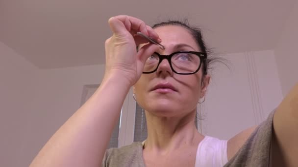 女性の部屋で眉を修正 — ストック動画