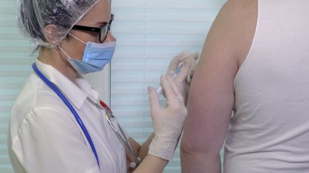 Enfermeira Fêmea Injectar Doente Masculino — Vídeo de Stock
