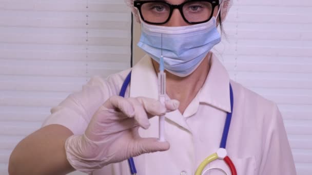 Kobieta Lekarz Prowadzenia Strzykawki — Wideo stockowe