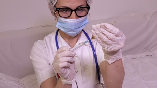 Mujer Doctora Con Jeringa Ampolla Medicamento — Vídeo de stock