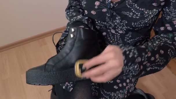 Bottes Polissage Femme Dans Chambre — Video