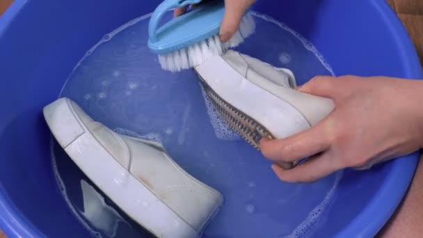 Mujer Lavando Zapatillas Blancas — Vídeos de Stock