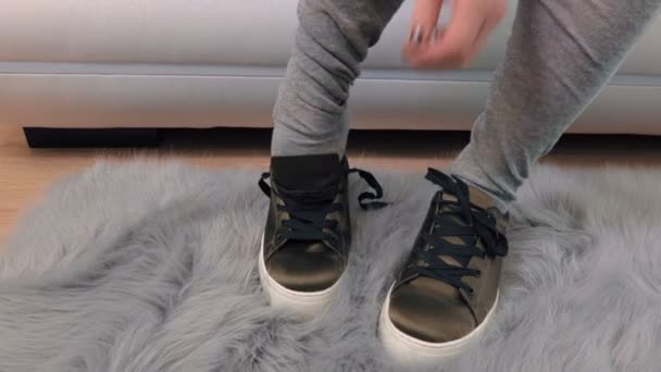 Kvinna Soffa Spets Upp Sneakers — Stockvideo