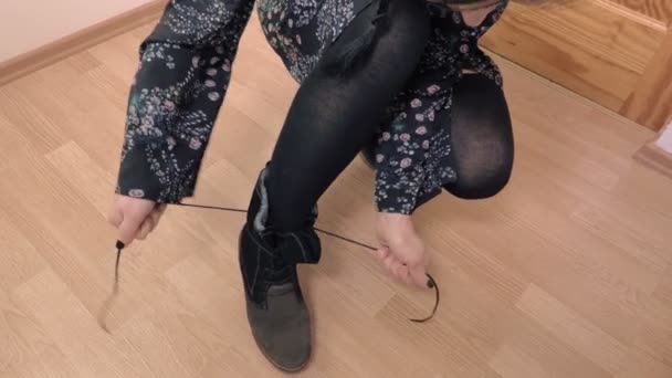 Mujer Con Cordones Hasta Botas — Vídeos de Stock