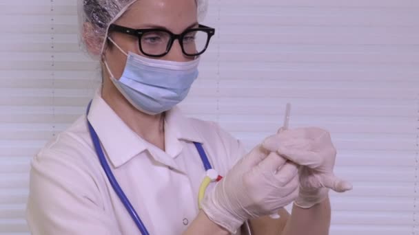 Verpleegster Met Spuit Vóór Injectie — Stockvideo