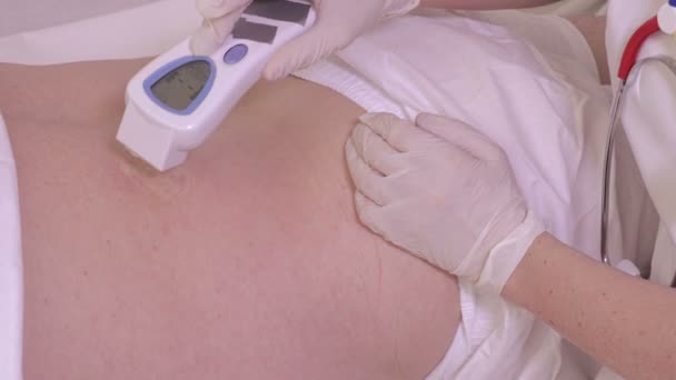 Νοσοκόμα Εξετάζει Ασθενή Δερματική Πάθηση — Αρχείο Βίντεο