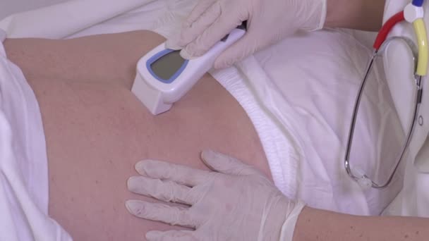 Krankenschwester Überprüft Haut Von Patienten — Stockvideo