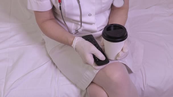 Enfermera Usando Control Remoto — Vídeo de stock