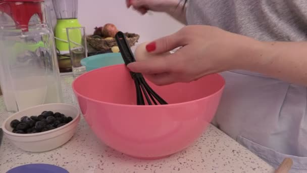 女性パンケーキの生地を作る — ストック動画
