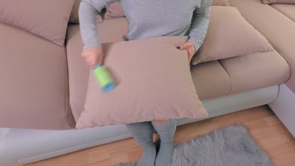 ソファをクリーニング糸くずローラーを持つ女性 — ストック動画