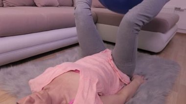 Kadının egzersiz fitness topu ile yapması
