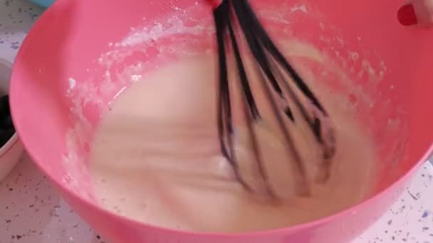 Femme Faire Pâte Crêpes Dans Bol — Video