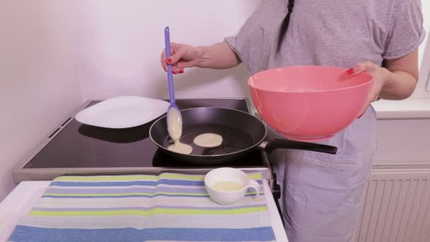 Γυναίκα Αρχίζει Μαγειρεύω Τηγανίτες — Αρχείο Βίντεο