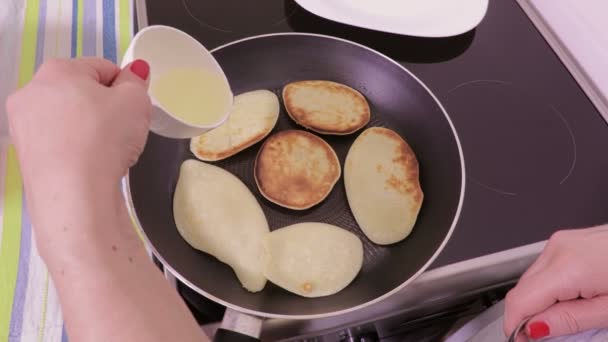 Vrouw Koken Pannenkoeken Voeg Olie — Stockvideo