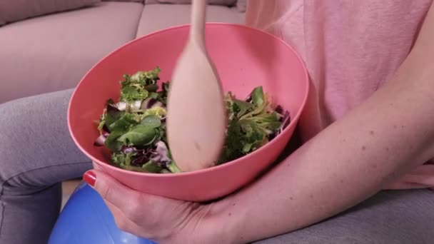 Mujer Con Comida Sana Vegetariana — Vídeo de stock