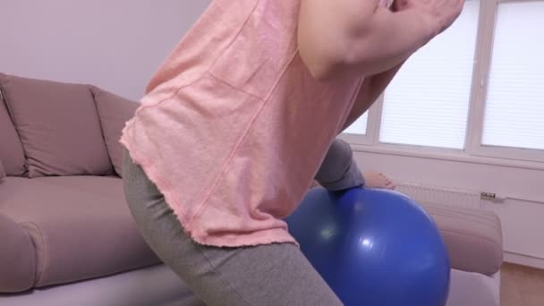 Femme Gardant Jambe Sur Balle Stabilité Faisant Des Redressements Assis — Video