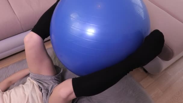 安定性のボールでトレーニングを行う女性 — ストック動画