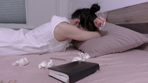 悲伤的女人躺在床上哭泣 离婚概念 — 图库视频影像