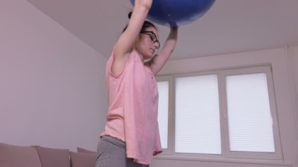 Frau Mit Fitnessball Macht Übungen Für Seite Und Beine — Stockvideo