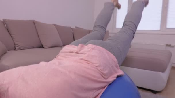 Femme Faisant Des Exercices Pour Dos Les Abdos — Video