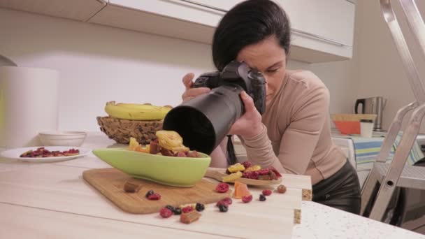 Mulher Fotógrafa Tirar Fotos Alimentos — Vídeo de Stock