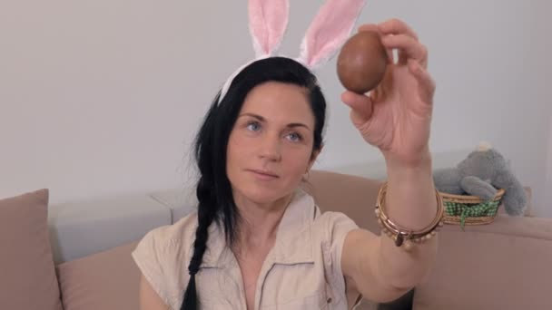 Mujer Con Orejas Conejo Huevo Pascua — Vídeo de stock