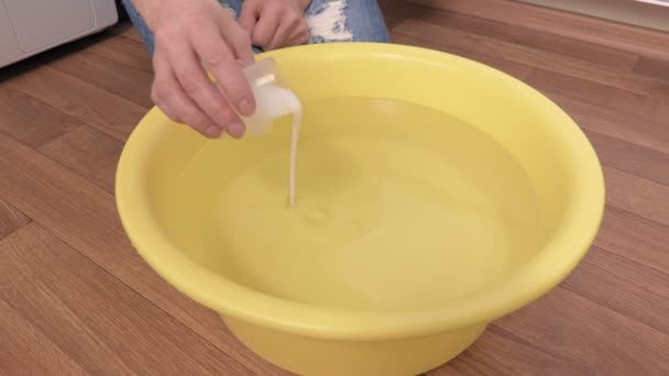 Frau Gibt Waschmittel Ins Wasser — Stockvideo